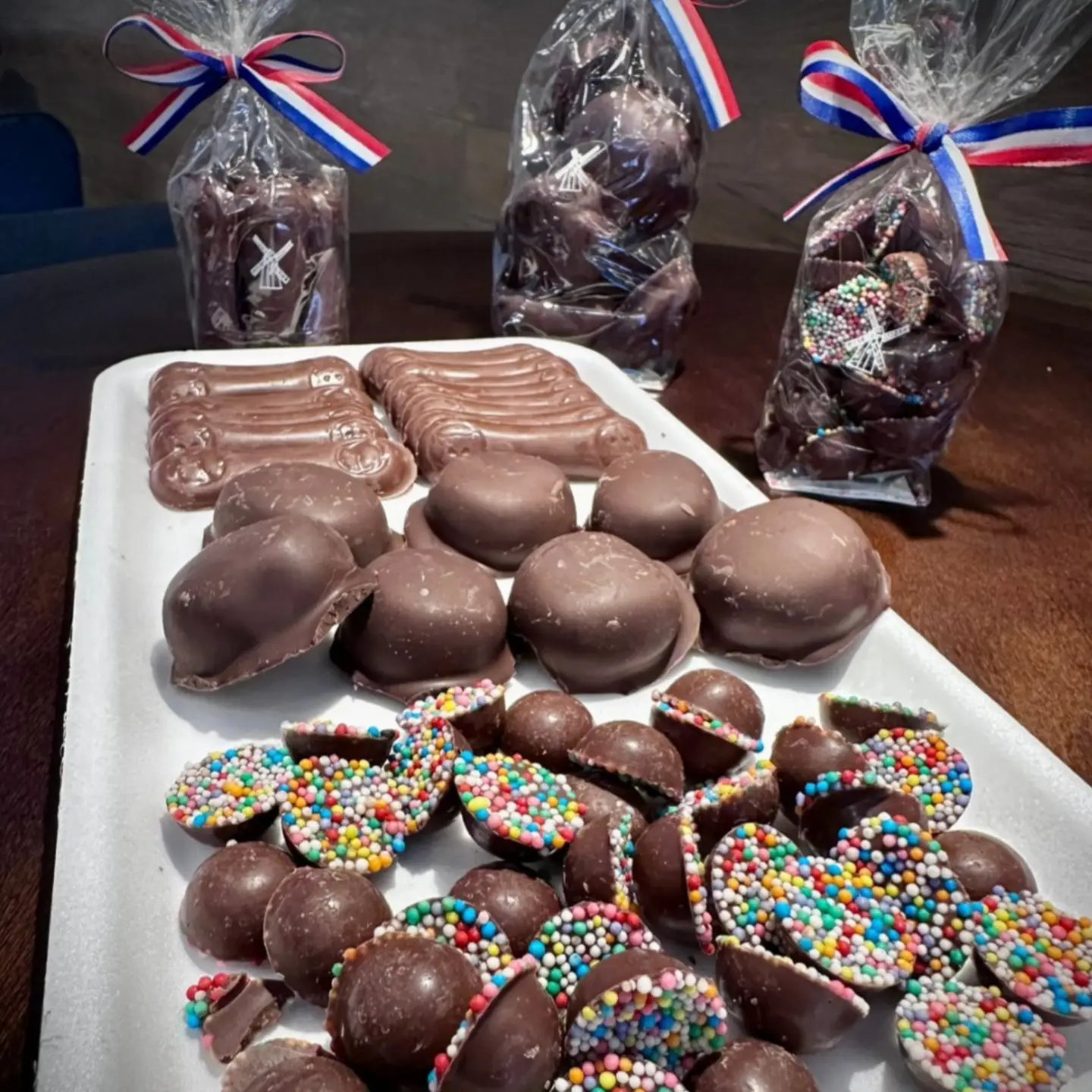 Rocambole de chocolate com raspas