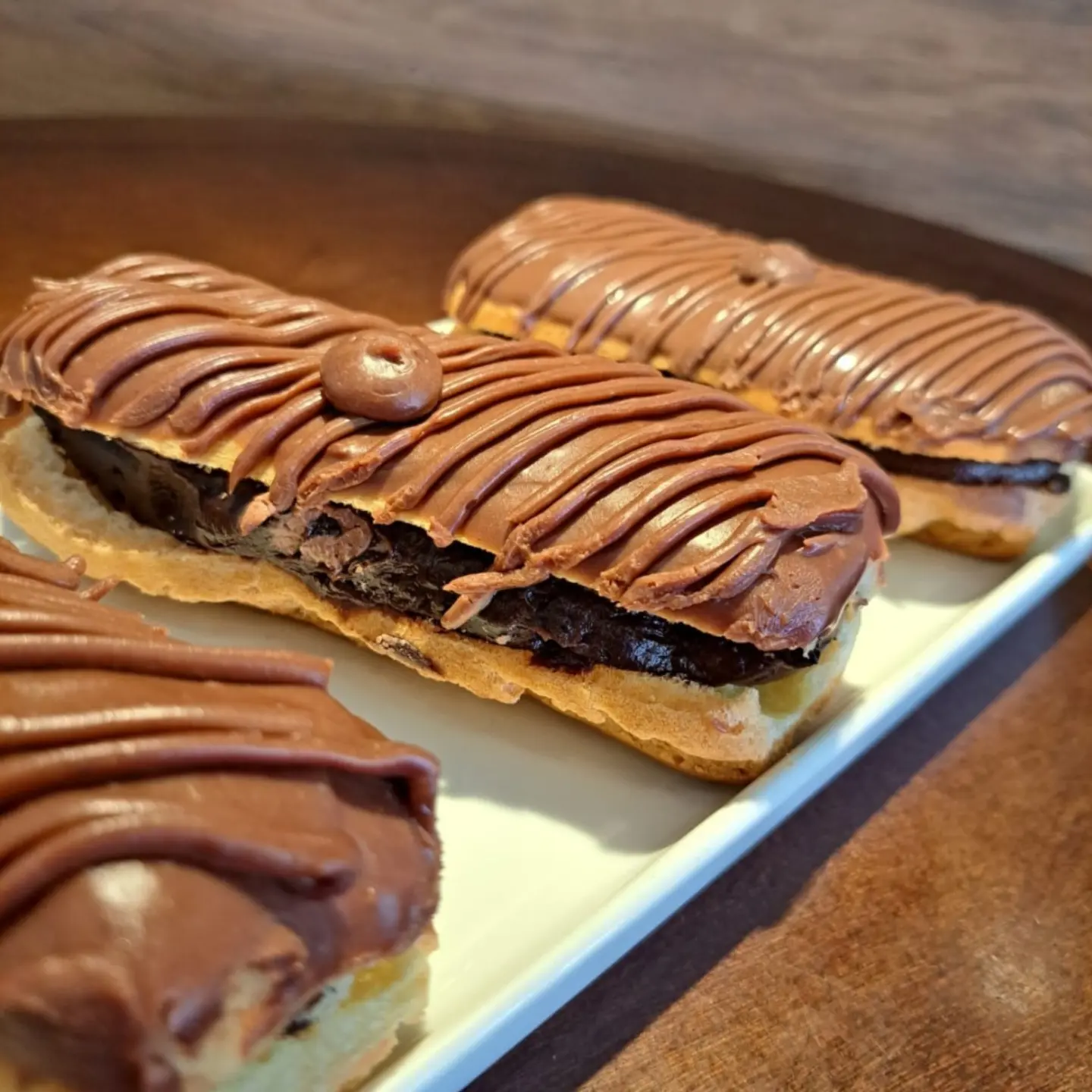 Eclair recheado com creme de chocolate